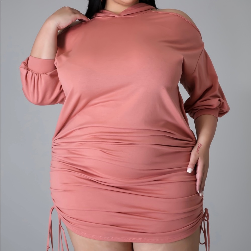 Cold shoulder hooded dress 👗 in color Mauve